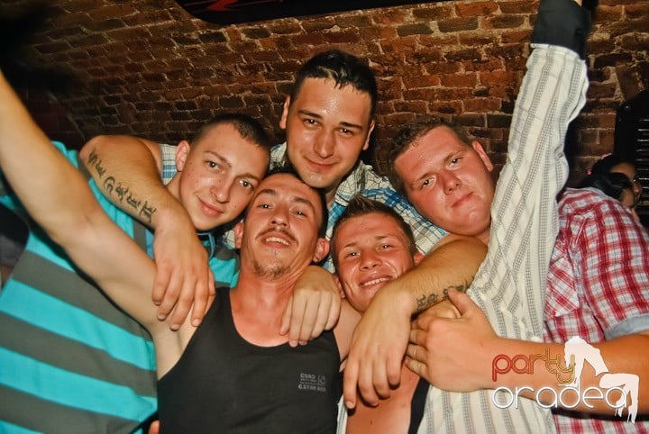 Sfârşit de săptămână în Club Escape, 