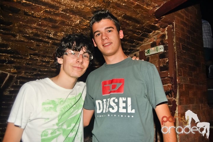 Sfârşit de săptămână în Club Escape, 