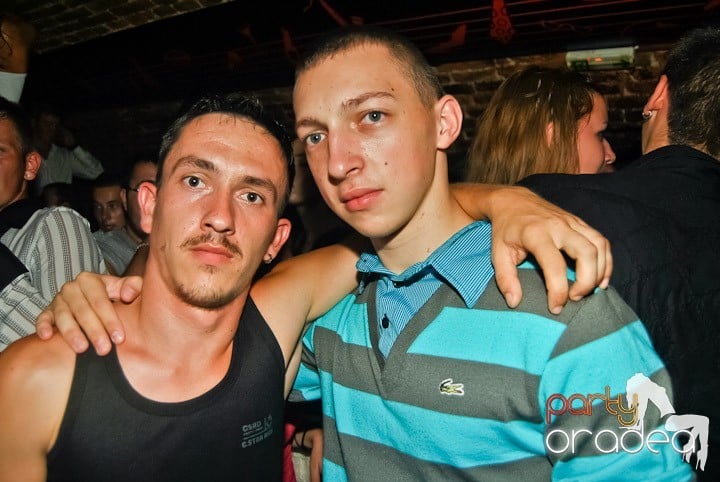 Sfârşit de săptămână în Club Escape, 