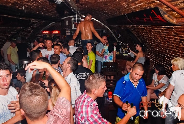 Sfârşit de săptămână în Club Escape, 