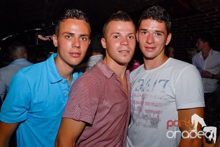 Sfârşit de săptămână în Club Escape, 