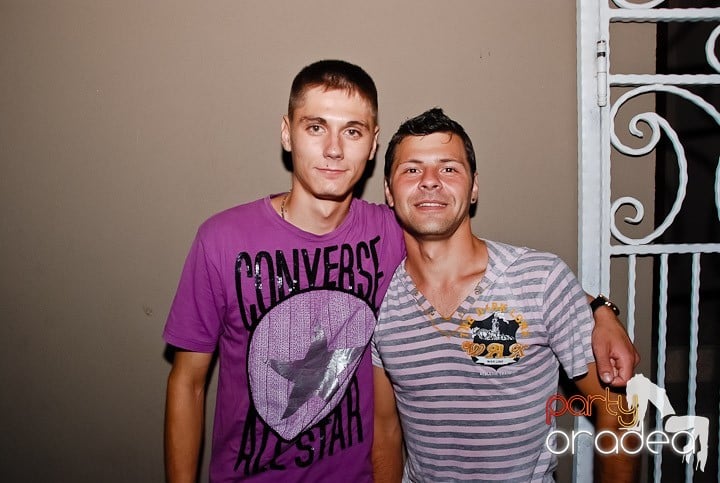 Sfârşit de săptămână în Club Escape, 