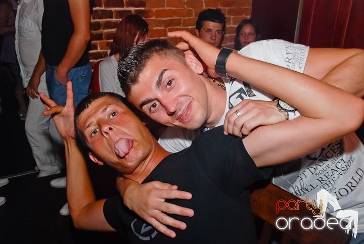 Sfârşit de săptămână în Club Escape, 