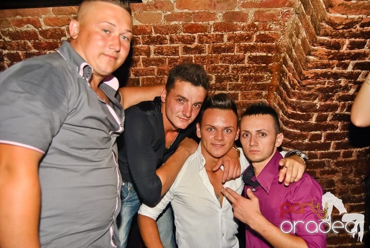 Sfârşit de săptămână în Club Escape, 