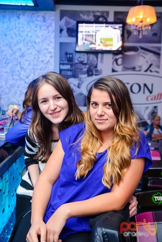 Sfârşit de săptămână în Icon Caffe, Icon Caffe