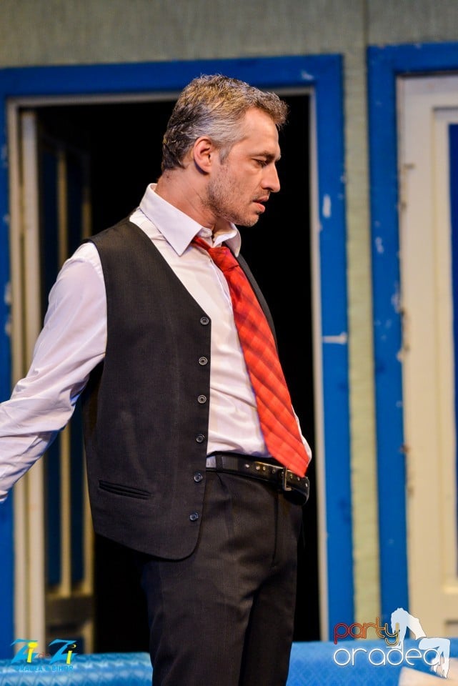 Şi miniştrii calcă strâmb, Teatrul Regina Maria