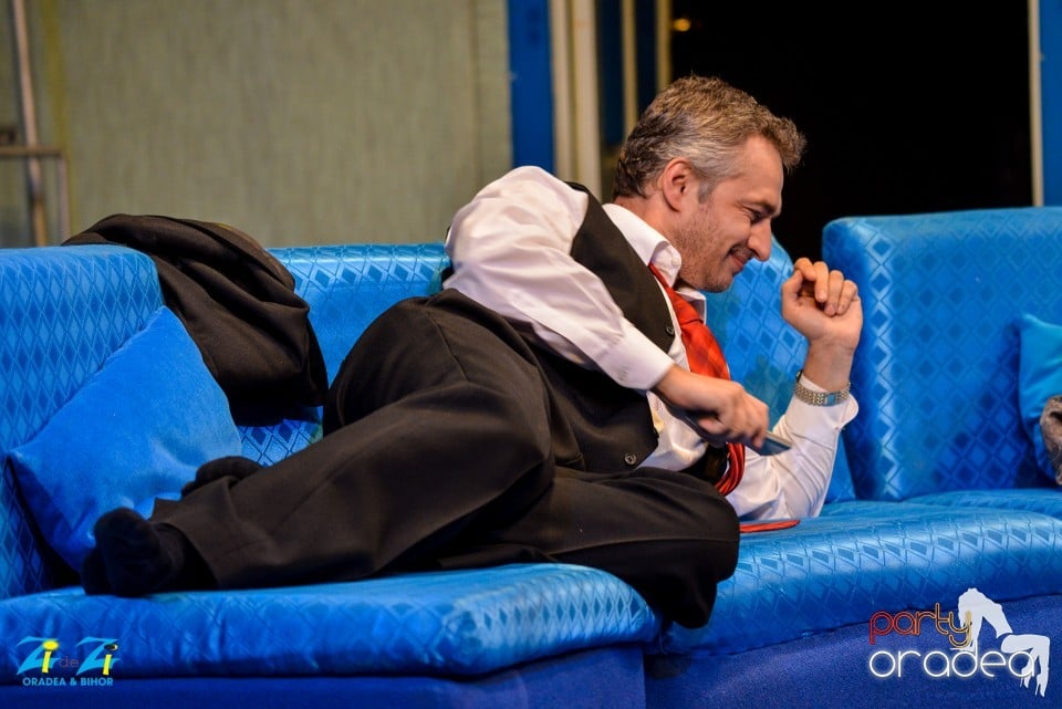 Şi miniştrii calcă strâmb, Teatrul Regina Maria