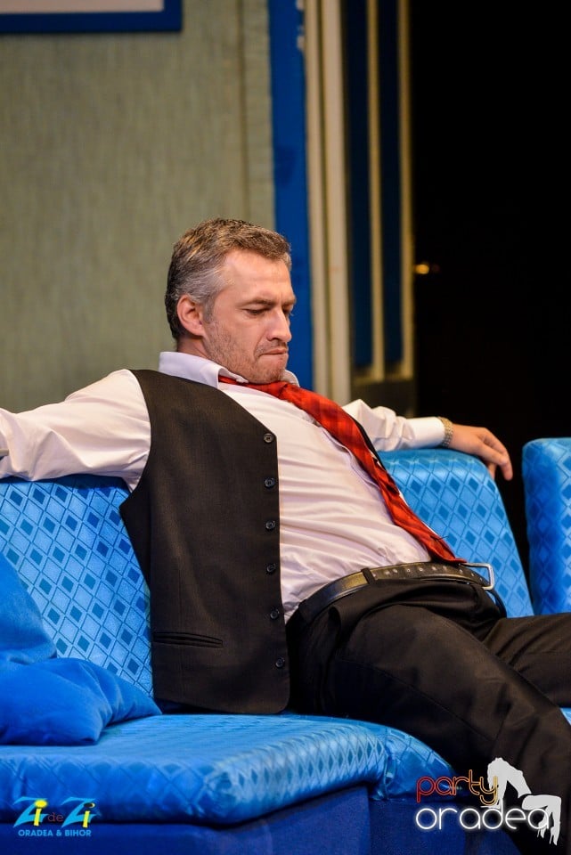 Şi miniştrii calcă strâmb, Teatrul Regina Maria
