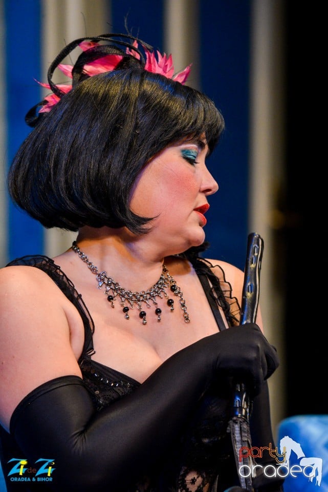 Şi miniştrii calcă strâmb, Teatrul Regina Maria