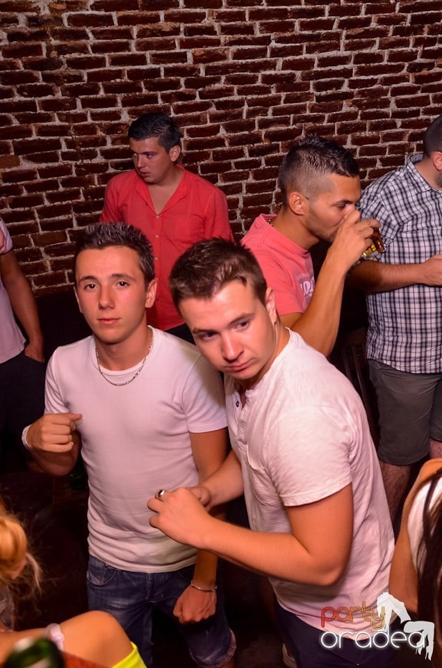 Şirul petrecerilor din Escape continuă şi joi, 