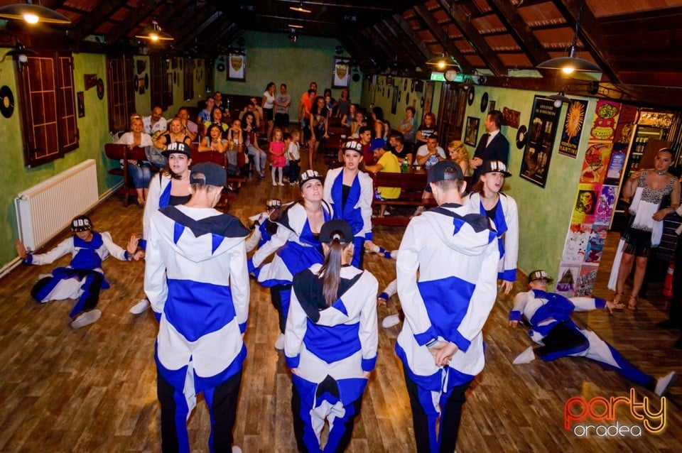 Unique Dance Studio - Spectacol Caritabil, Queen's Music Pub