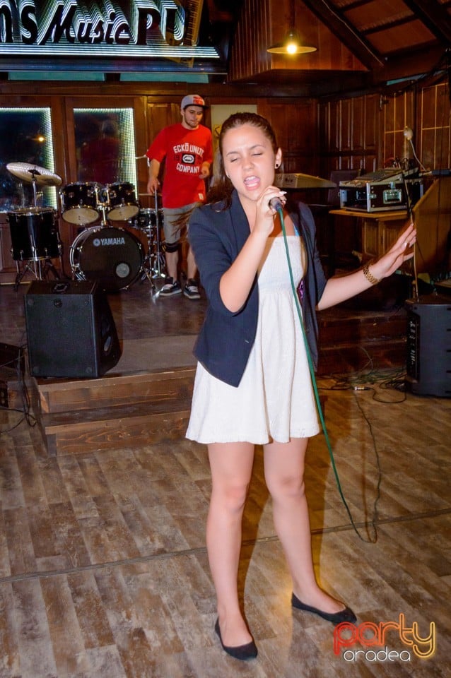 Unique Dance Studio - Spectacol Caritabil, Queen's Music Pub