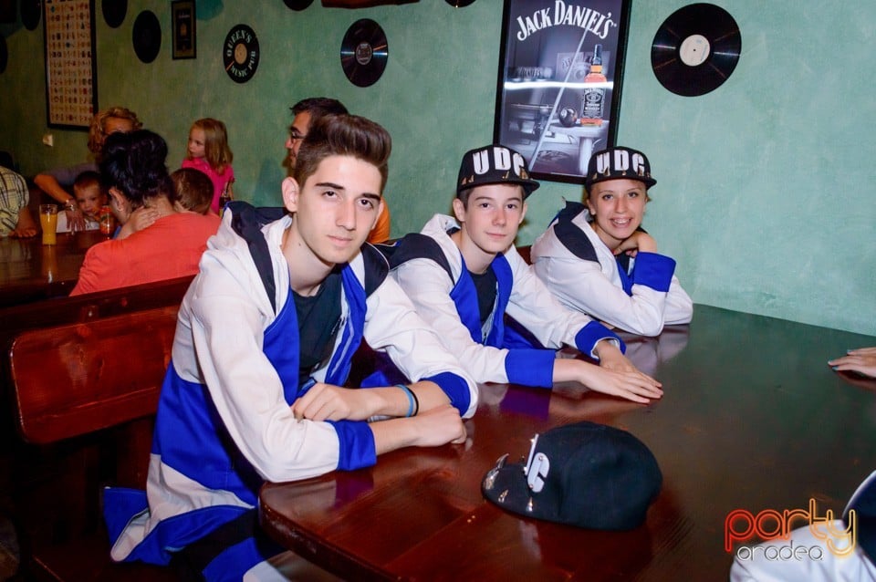 Unique Dance Studio - Spectacol Caritabil, Queen's Music Pub