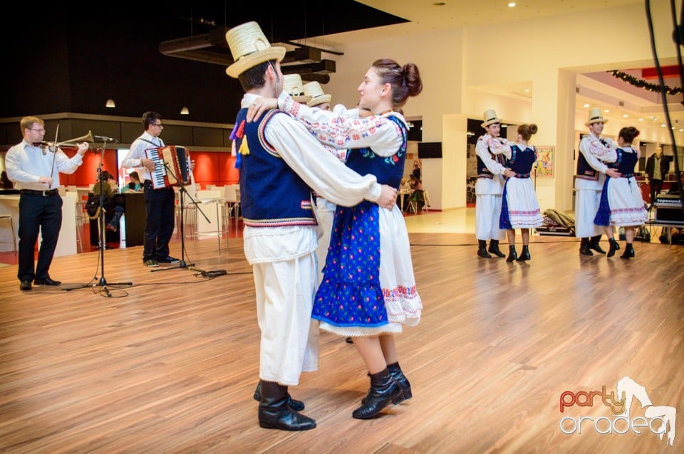 Spectacol popular în Oradea Shopping City,