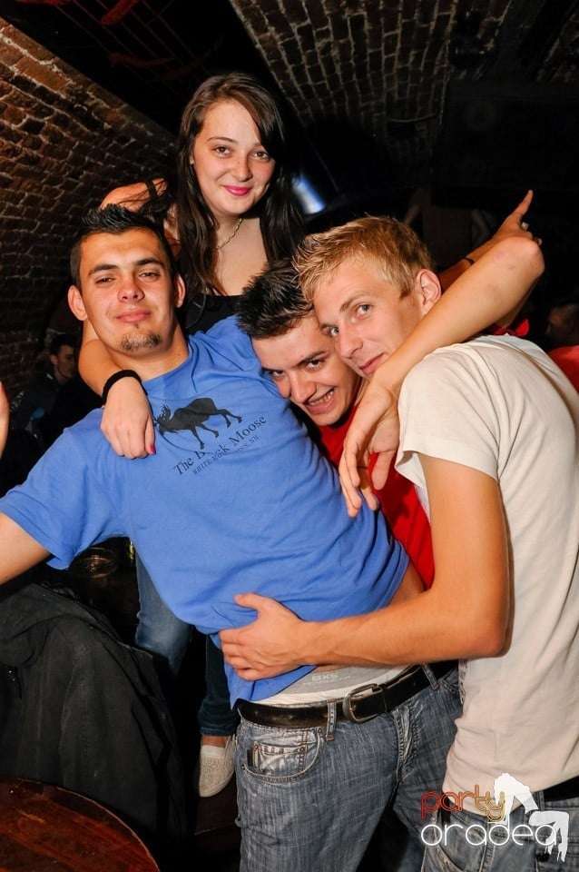 Stalinskaya Party în Club Escape, 