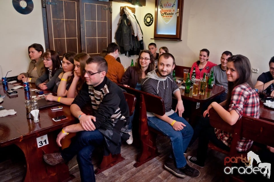 Stand-up comedy cu, Queen's Music Pub