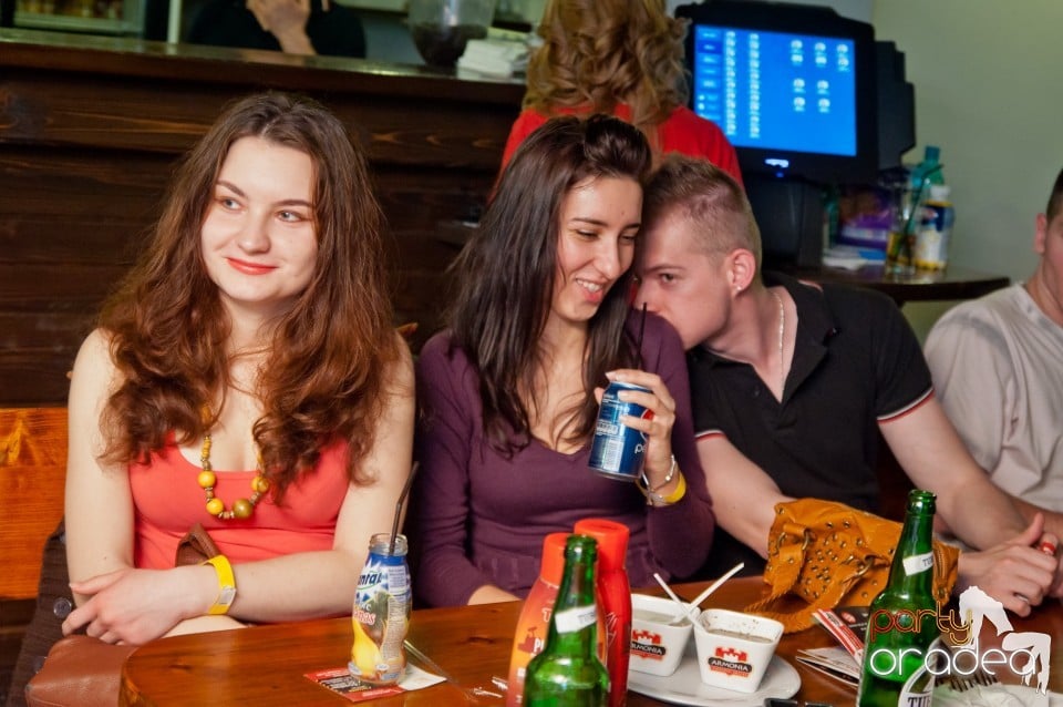 Stand-up comedy cu, Queen's Music Pub