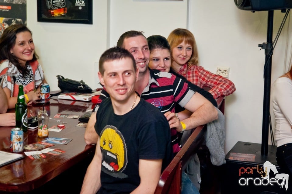 Stand-up comedy cu, Queen's Music Pub