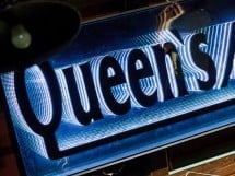 Stand Up Comedy în Queen's Music Pub