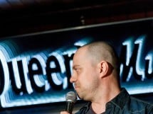 Stand Up Comedy în Queen's Music Pub