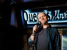 Stand Up Comedy în Queen's Music Pub