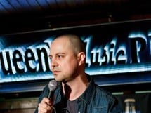 Stand Up Comedy în Queen's Music Pub