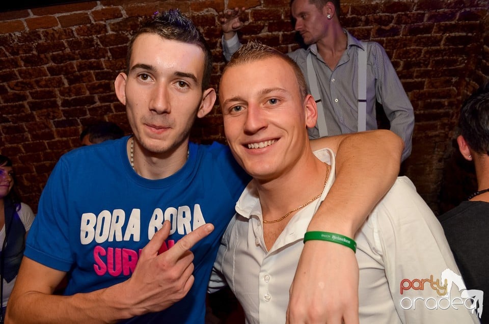 Start la Party în Club Escape, 