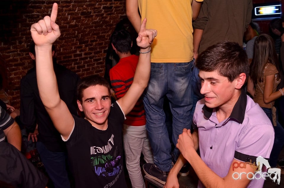 Start la Party în Club Escape, 