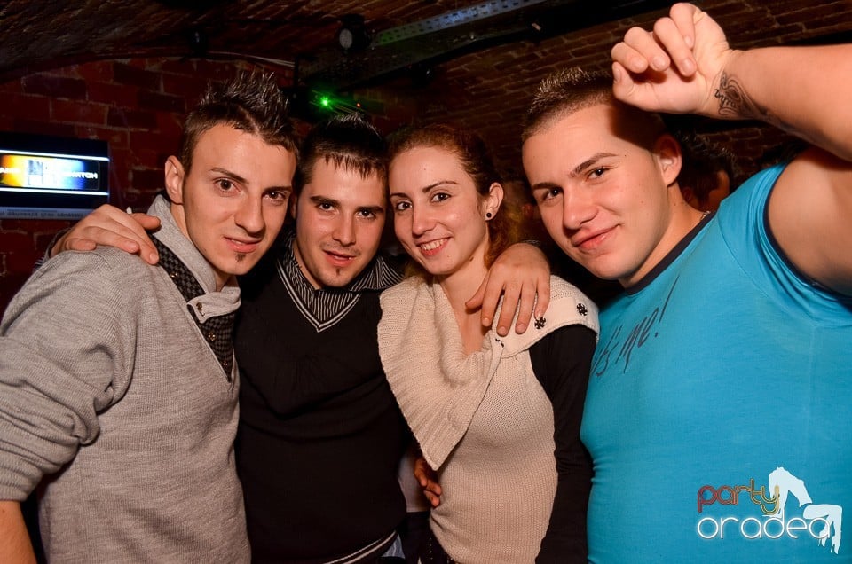 Start la Party în Club Escape, 