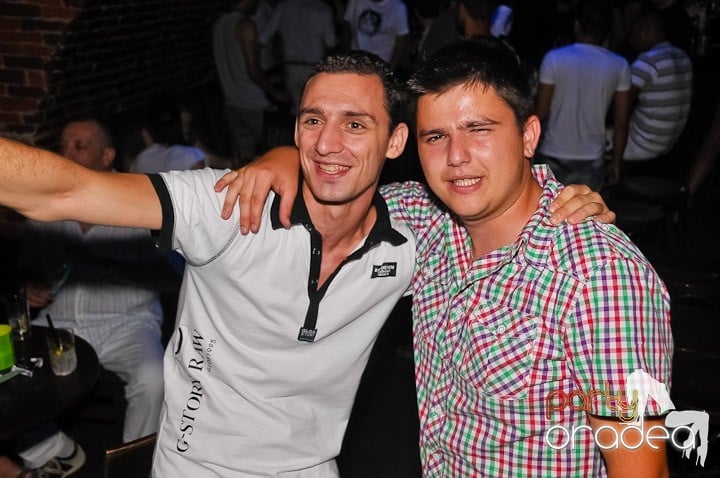 Start the week cu Club Escape, 