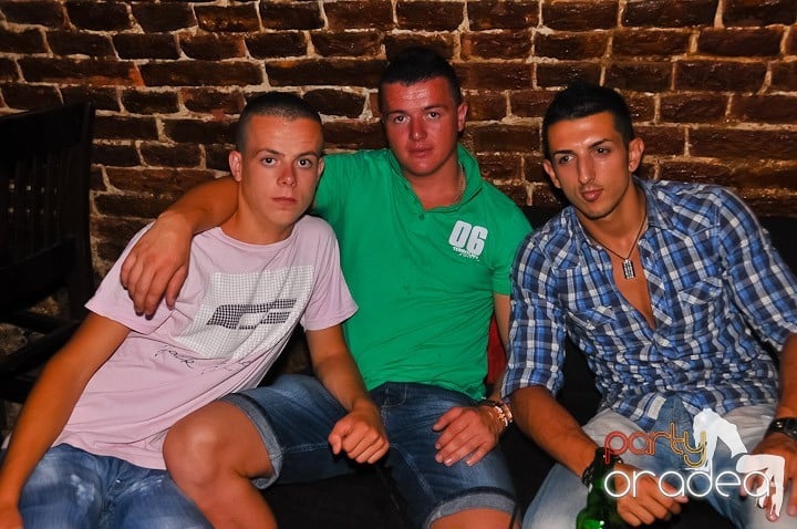 Start the week cu Club Escape, 