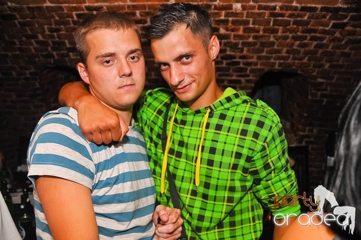 Start the week cu Club Escape, 