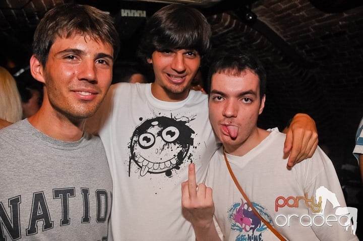 Start the week cu Club Escape, 