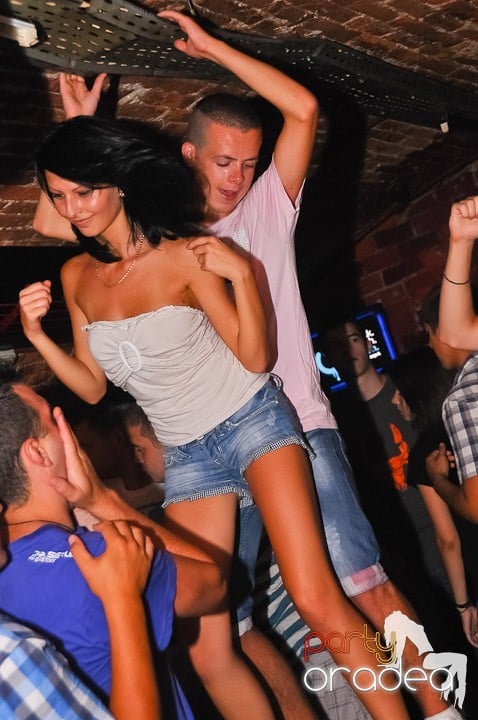 Start the week cu Club Escape, 