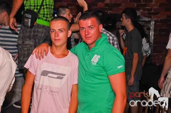 Start the week cu Club Escape, 