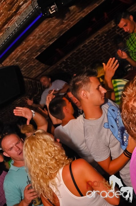 Start the week cu Club Escape, 