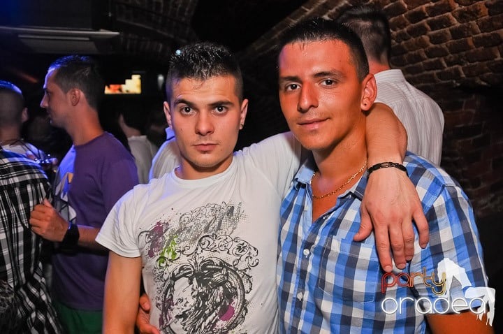 Start the week cu Club Escape, 