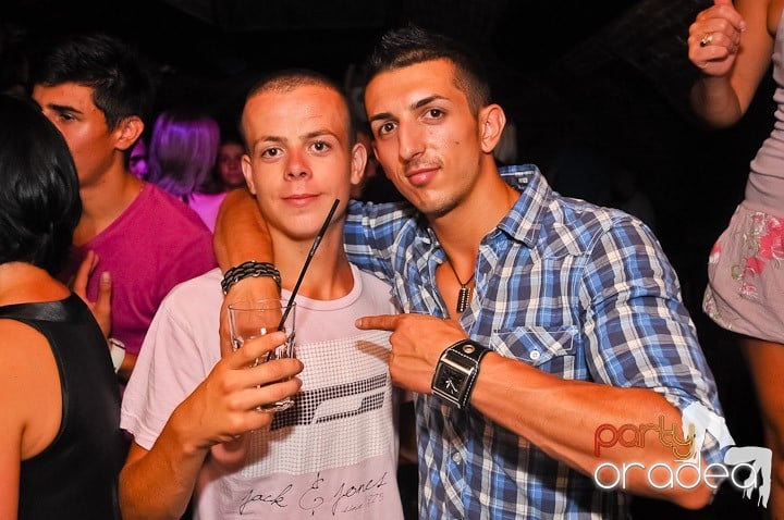 Start the week cu Club Escape, 