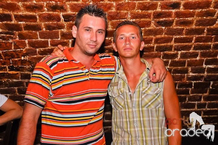 Start the week cu Club Escape, 