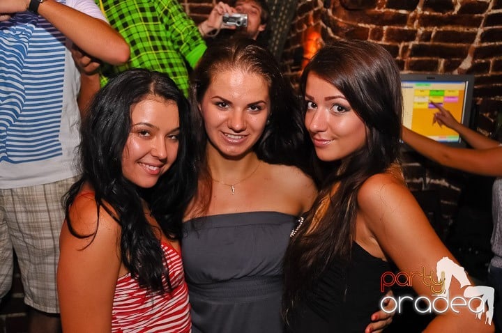 Start the week cu Club Escape, 