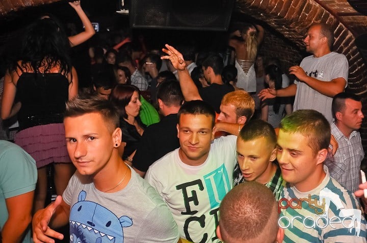 Start the week cu Club Escape, 