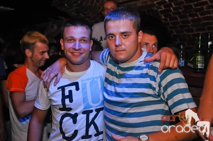 Start the week cu Club Escape, 