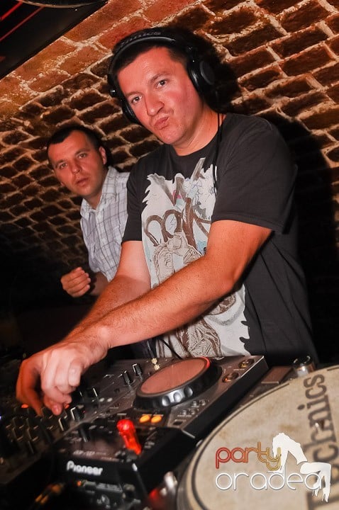 Start the week cu Club Escape, 