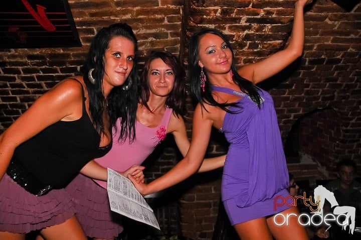 Start the week cu Club Escape, 