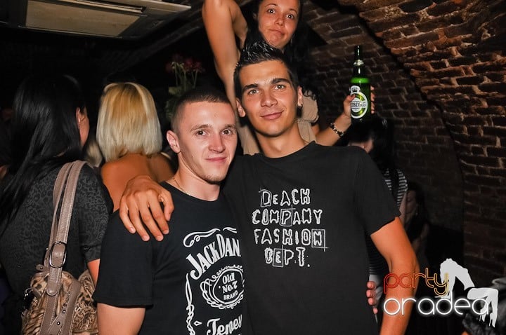 Start the week cu Club Escape, 