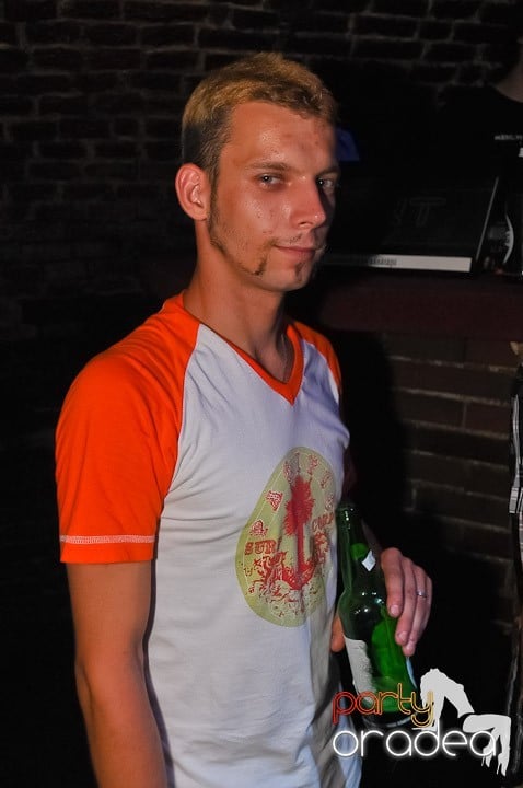 Start the week cu Club Escape, 