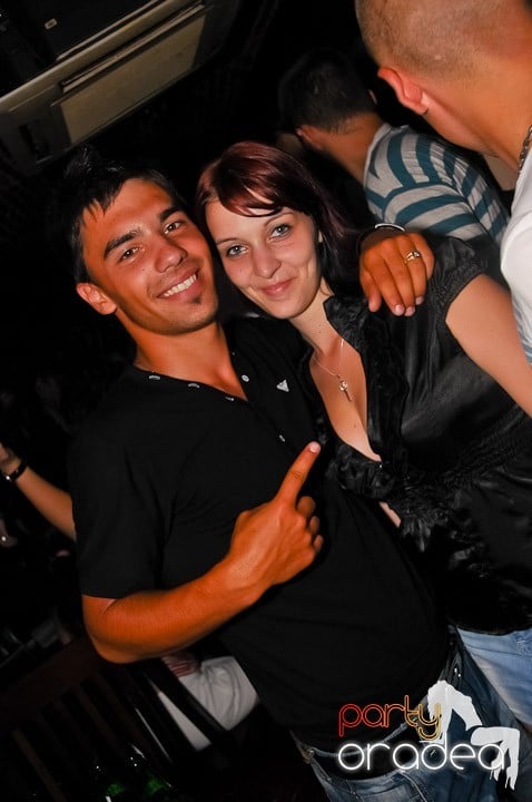 Start the week cu Club Escape, 