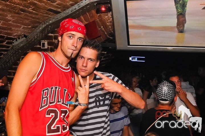 Start the week cu Club Escape, 