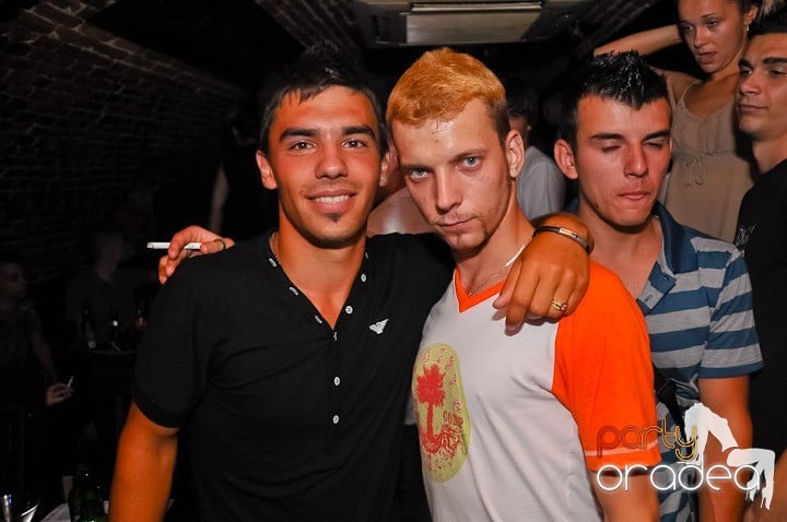 Start the week cu Club Escape, 