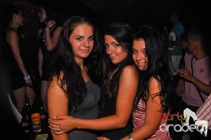 Start the week cu Club Escape, 